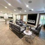 Spacious 4-Bed Family Retreat Wifi & Parking